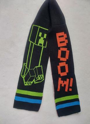 Детский шарф с принтом minecraft украшен изображением крепежа и надписью «boom!»
