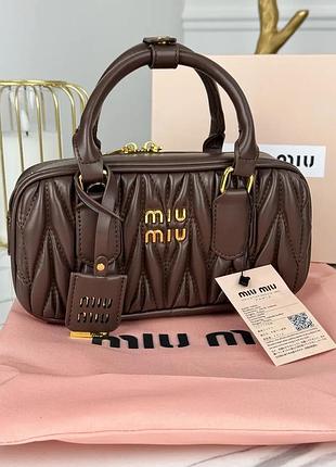 Шкіряна сумка miu miu для жінки 23х12х8 см сумочка з двома ручками з брелочком через плече від міу міу жіноча