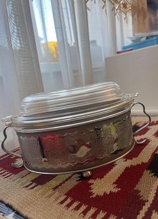 Вінтажна скляна форма для запікання pyrex (або glasbake) у посрібленому металевому тримачі.