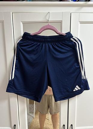 Темно-сині тренувальні шорти adidas tiro 23 league оснащені фірмовими трьома смужками з боків та вишитим логотипом бренду