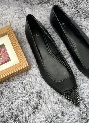 Балетки ,туфлі zara виготовлені з натуральної шкіри та мають гострий носок, прикрашений металевими шипами🌹