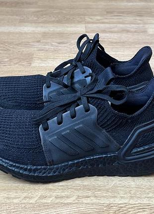 Кроссовки adidas оригинал в идеальном состоянии. 39,5 размер.