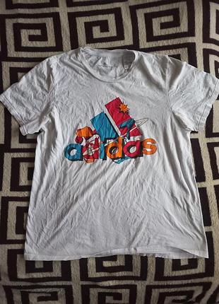 Біла футболка adidas amplifier tee з яскравим принтом