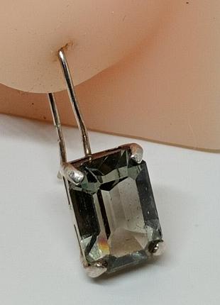 Серебряные серьги с камнем.