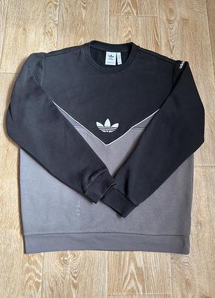 Чоловічий світшот adidas originals colorado має характерний v-подібний дизайн з логотипом-трилисником на грудях.
