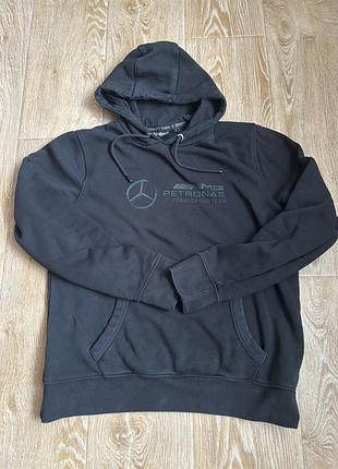 Худі mercedes amg petronas f1 у чорному кольорі з логотипом команди на грудях.