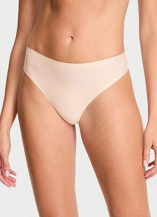 Еластичні безшовні трусики-стрінги body by victoria flex mid-rise thong panty бежеві оригінал victoria's secret