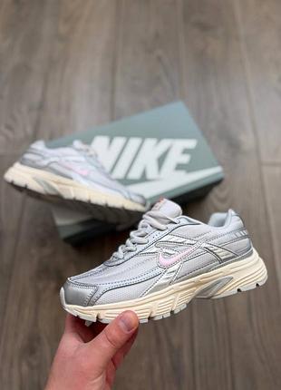 Стильні жіночі кросівки nike initiator grey pink