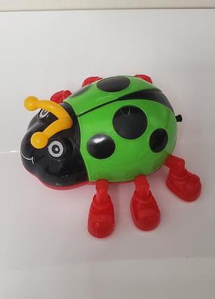 Заводная  игрушка-жук со шнурковым (инерционным) механизмом.