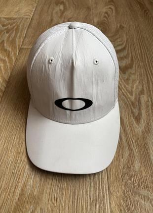 Біла кепка oakley з чорним овальним логотипом та сітчастими вставками