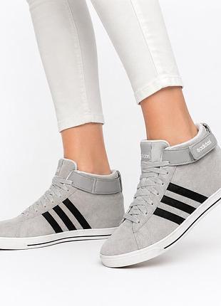 Adidas кросівки жіночі
