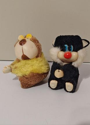 Винтажная игрушка котенка с красным носом из плюша, имеет  зажимы на лапках для фиксации на предметах винтаж, 1970-е, 1980-е, коричневый и желтый, лев