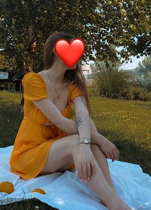 Жіноча сукня в ідеальному стані жовтогаряча