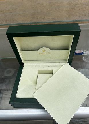 Коробка для годинника rolex зеленого кольору із фірмовим логотипом-короною