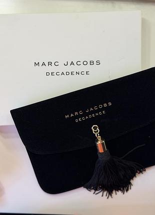 Черный бархатный клатч marc jacobs decadence с золотистым логотипом и декоративной кисточкой