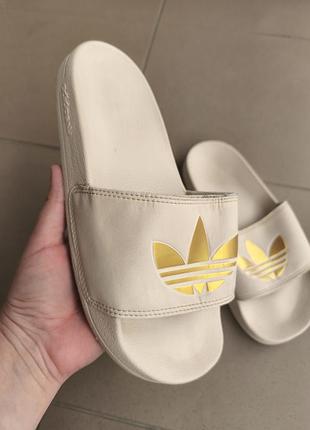 Оригінальні шльопанці adidas