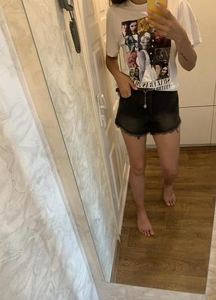 Белая футболка с принтом