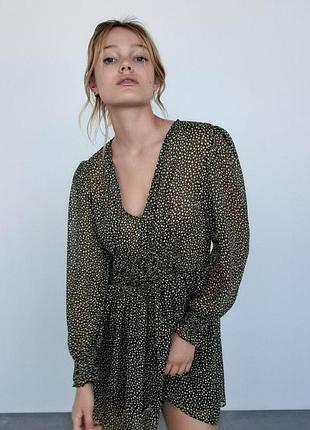 Коротка сукня від zara виконана з шифону з хакі-принтом у дрібний горошок і має v-подібний виріз