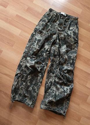 Камуфляжні штани карго bershka