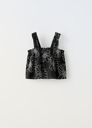 Укорочений чорний топ zara з вишитими ромашками на широких бретелях