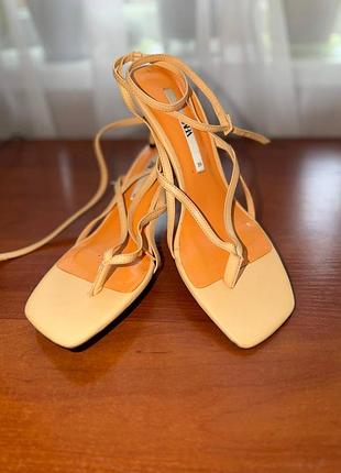 Босоніжки жовті zara 39 р