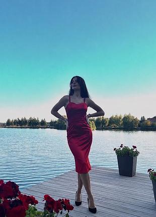 Елегантна червона сукня