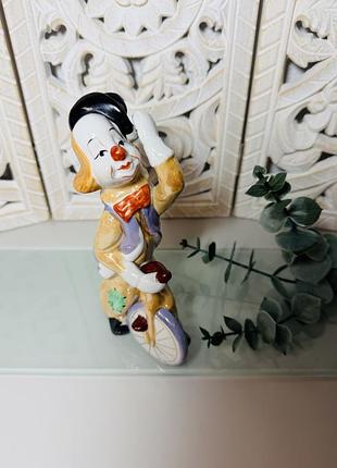 Винтажная фарфоровая статуэтка изображает счастливого клоуна