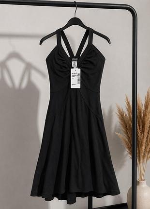 Чорна коктейльна сукня-міді versace jeans couture