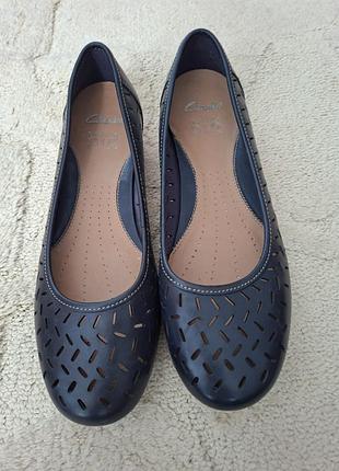 Шкіряні перфоровані балетки clarks