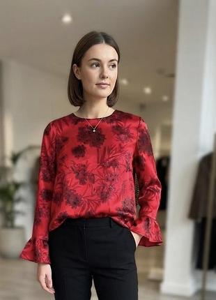 Атласна жіноча блуза червоного кольору з чорним рослинно-квітковим принтом від преміальної лінійки autograph бренду marks & spencer