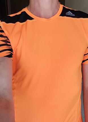 Нова технологічна чоловіча спортивна футболка adidas techfit fitted ss shkwv. orange f82920
