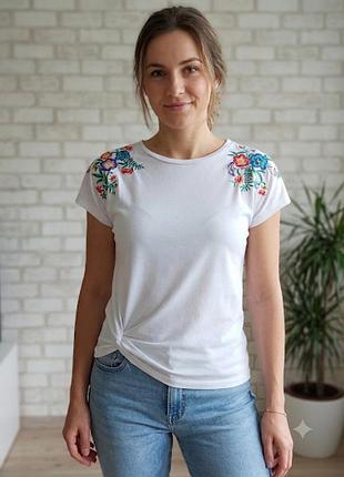 Белая футболка bershka с вышивкой