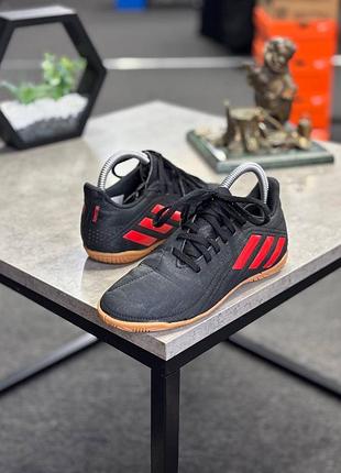 Чорні футзалки adidas deportivo in з червоними фірмовими смужками та світлою гумовою підошвою.