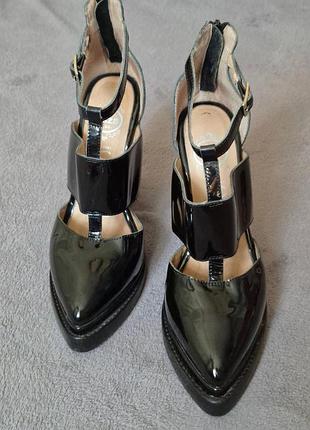 Ексклюзивне жіноче взуття 
оригінальні лаковані туфлі jeffrey campbell