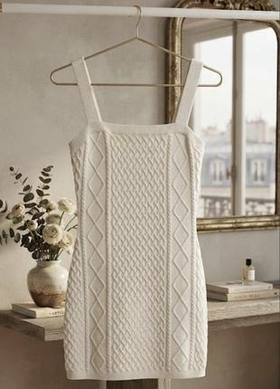 Кремовое вязаное мини-платье (сарафан) с узором «косы» от бренда h&amp;m.