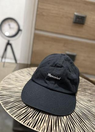 Кепка від бренду moncrief