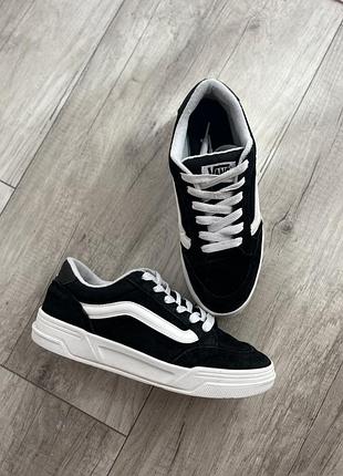 Кеди vans hylane чорного кольору з білими акцентами та фірмовою білою смугою збоку.