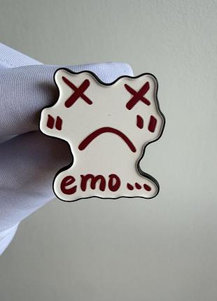 Пін значок металевий брошка  «emo…» – мемний значок із сумним смайлом та написом «emo»