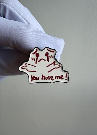 Пін значок металевий брошка  «you hurt me!» – мемний значок із сумним смайлом та написом «you hurt me!»