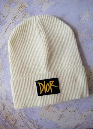 Шапочка молочного кольору з принтом dior