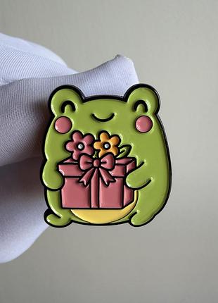 Пін значок металевий брошка жаба «жабка з подарунком» – милий зелений жабеня з подарунковою коробкою