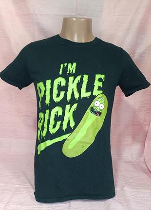 Черная футболка с принтом «i'm pickle rick» из мультсериала «рик и морти» с изображением зеленого маринованного огурца.
