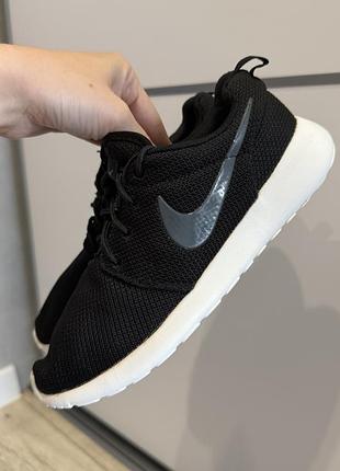 Жіночі кросівки nike roshe run розмір eur 37 устілка 23.5 см