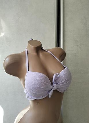 Красивый вверх купальника в сиреневом цвете с 3d пуш-ап
