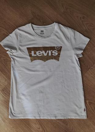 Белая женская футболка levi's с золотистым логотипом
размер l