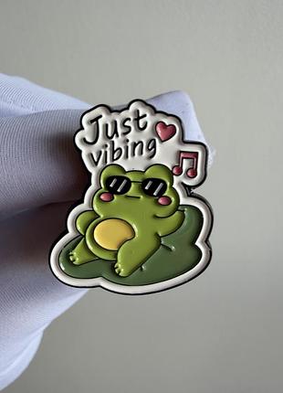 Пін значок металевий брошка «жабка just vibing» – миле жабеня жаба в окулярах із написом «just vibing»