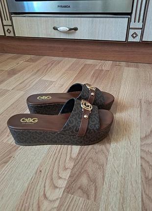 Шльопанцы guess  monogram