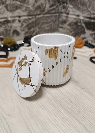 Шкатулка маленькая рифленая из гипса белая с золотом