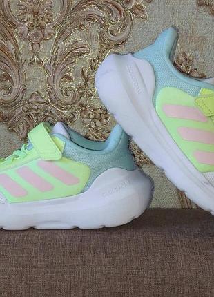 Детские кроссовки adidas tensaur run 2.0 белого цвета с розовыми полосками и салатовыми деталями.