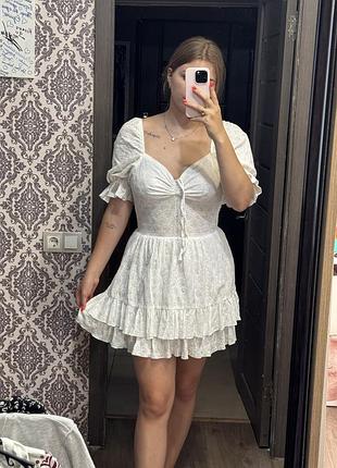 Біла сукня